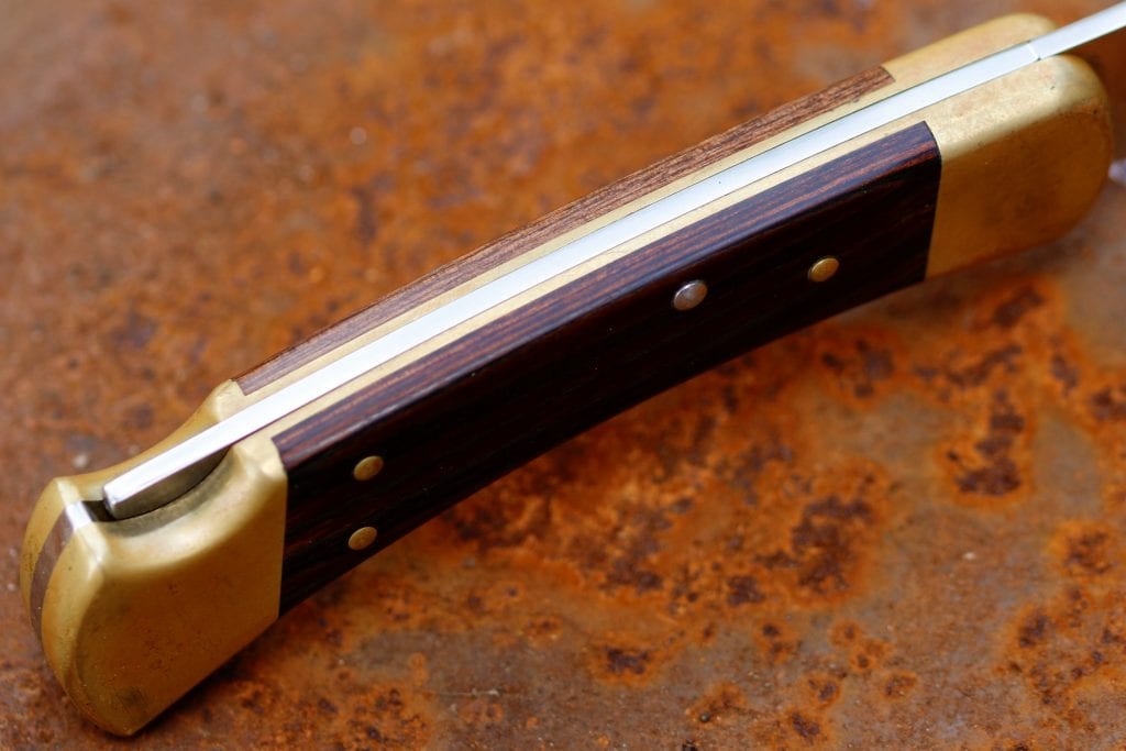 The lock lever on the Buck 110 knife is long. This adds to the strength and ease of unlocking at the same time.