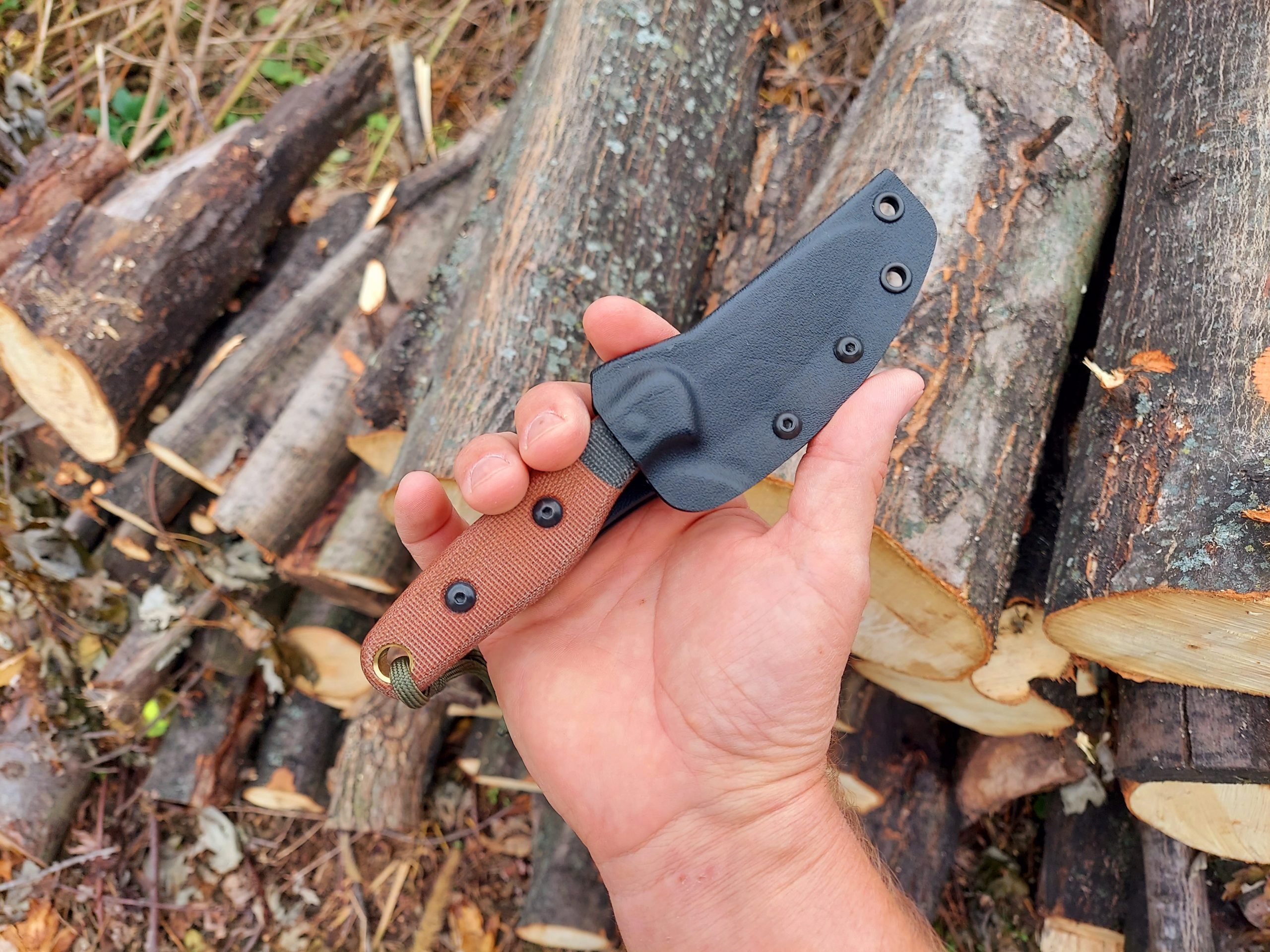The Hornero comes with a very well thought out sheath that is just as durable as the knife itself. Together, they form a small, light package.