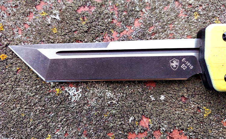 D2 Tanto blade in OTF automatic
