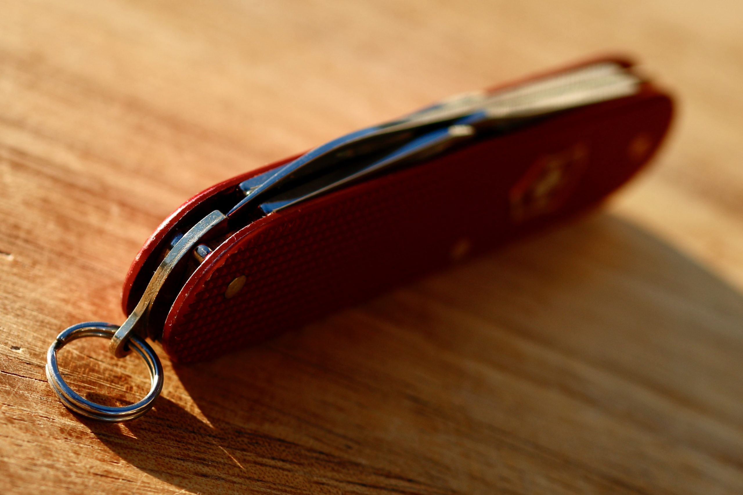 The whole design is light and compact. The Victorinox Alox Cadet weighs 1.3 ounces.