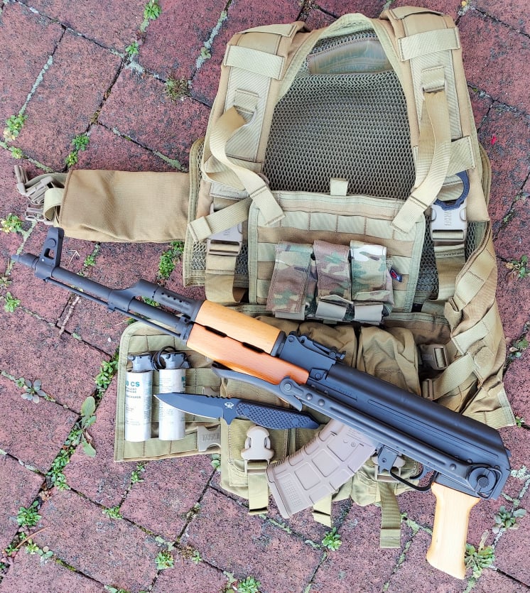 The Aculeus fits well on an Eagle chest rig.
