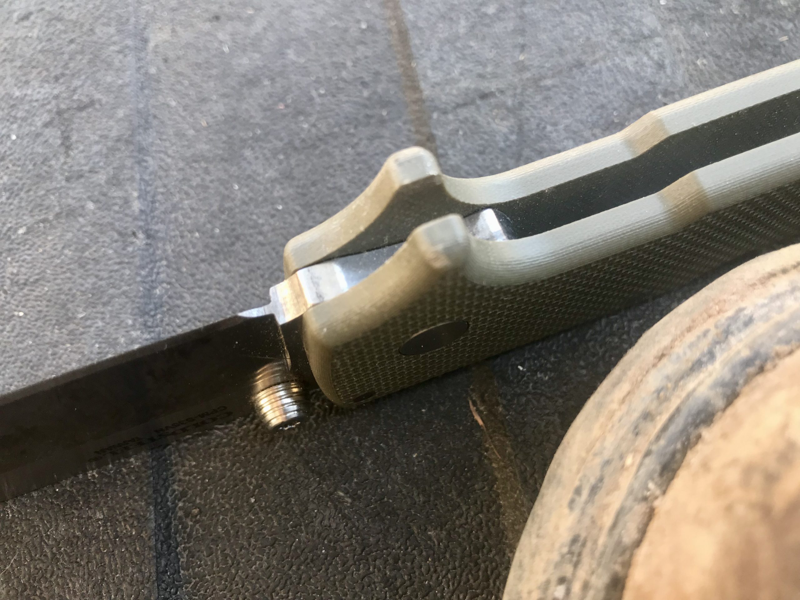 The G10 grips have a bump-out that functions like a bolster. This seems like a bad idea at first glance, but the design is actually really strong owing to the thickness of the G10. There's nothing about the SR1 that is frail.