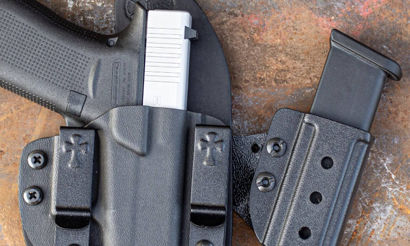 Glock 48 e carregador reserva no coldre Crossbreed.