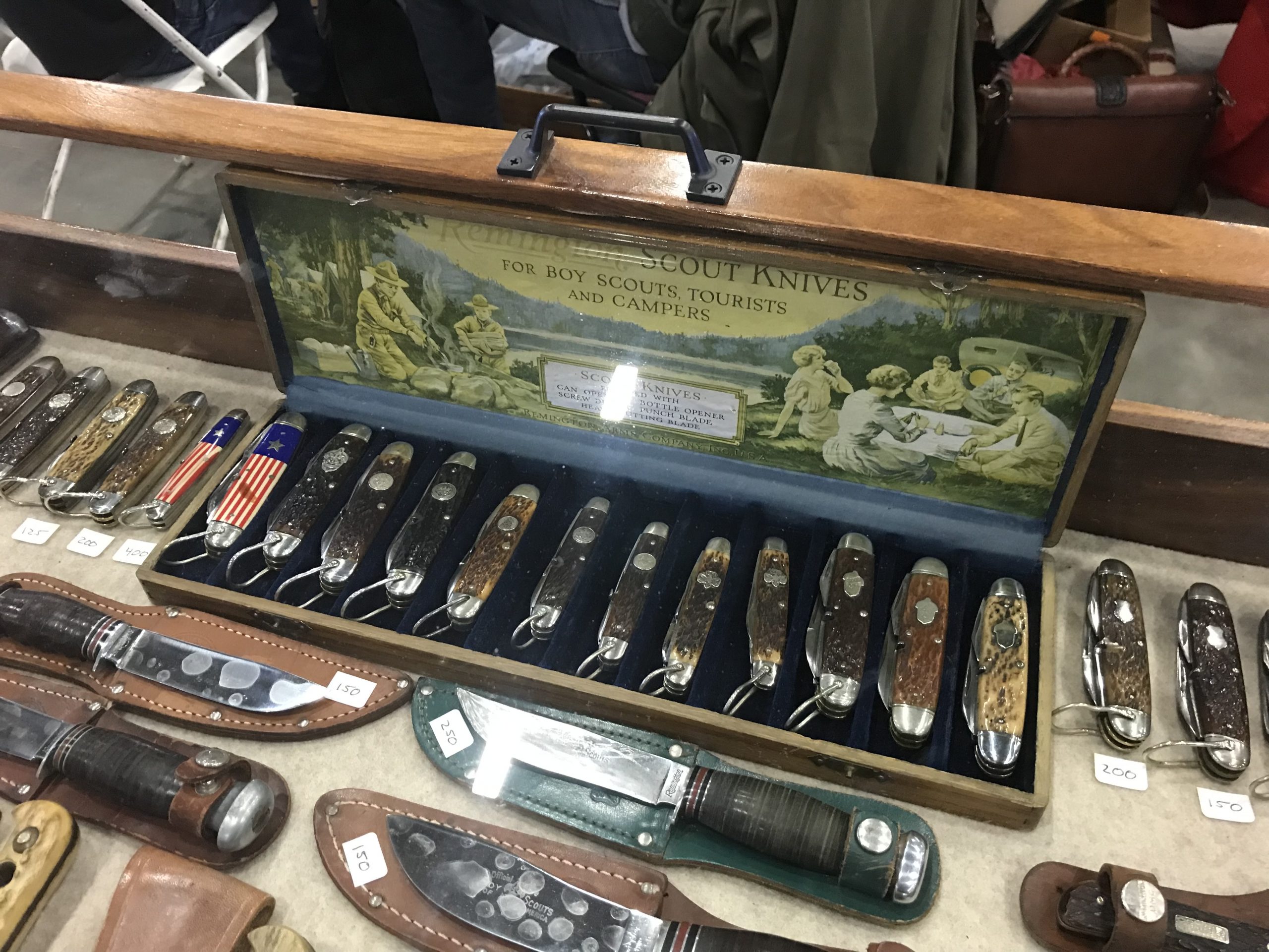 Scout knives at Tulsa gun show