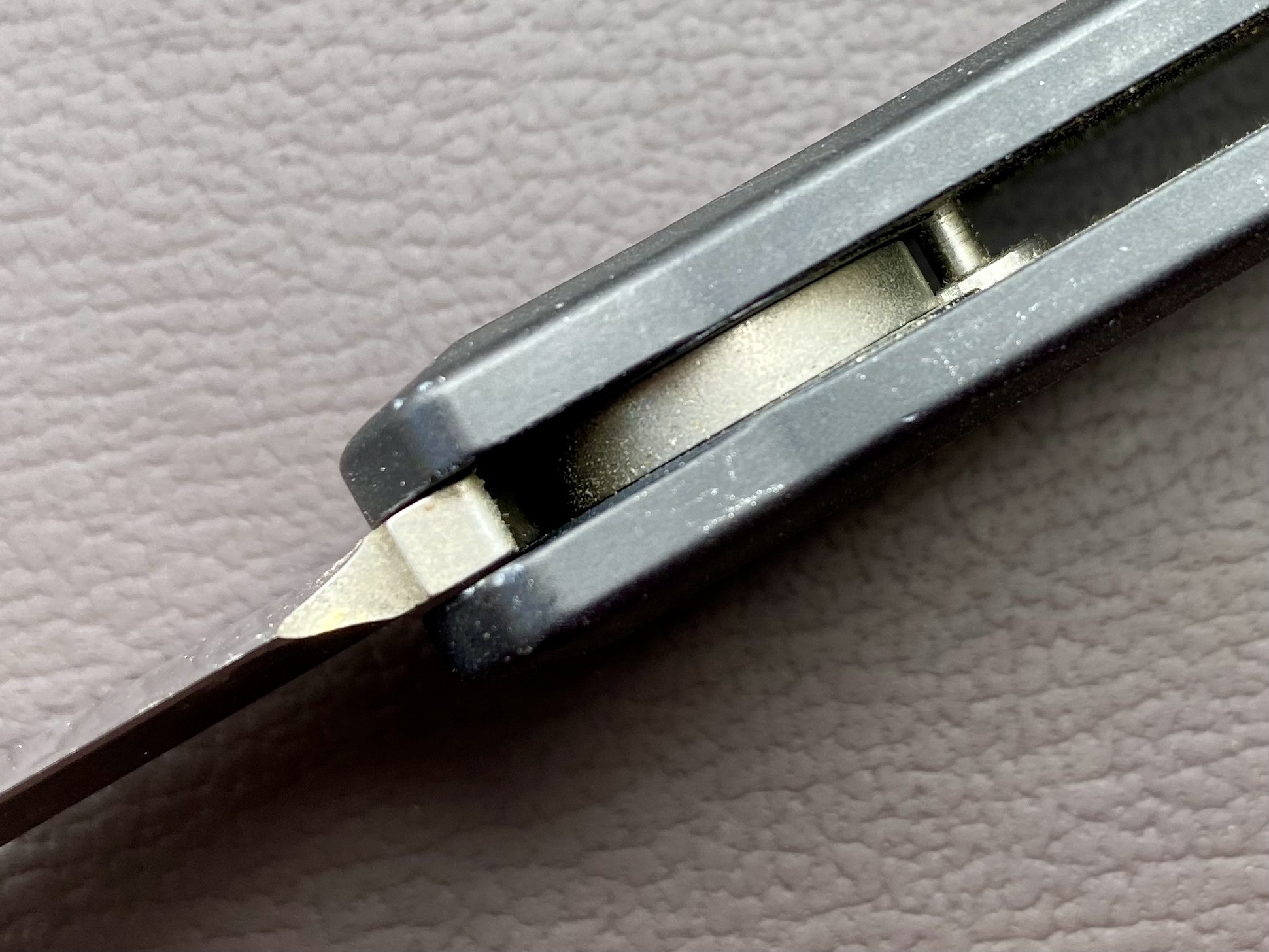 Inside the handle, the very thin contact surface of the lock is visible.