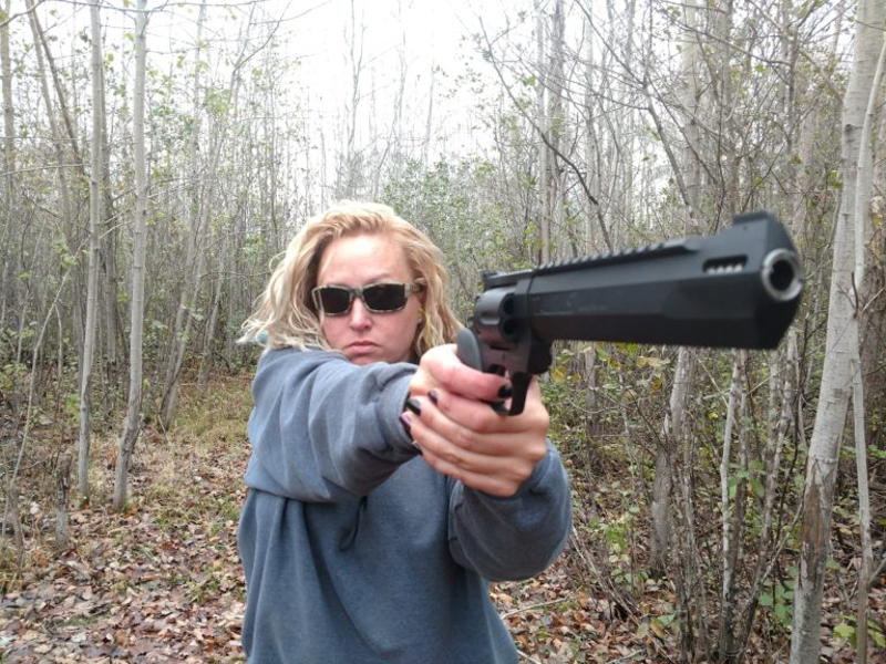 Kat Stephens com revólver 44 magnum
