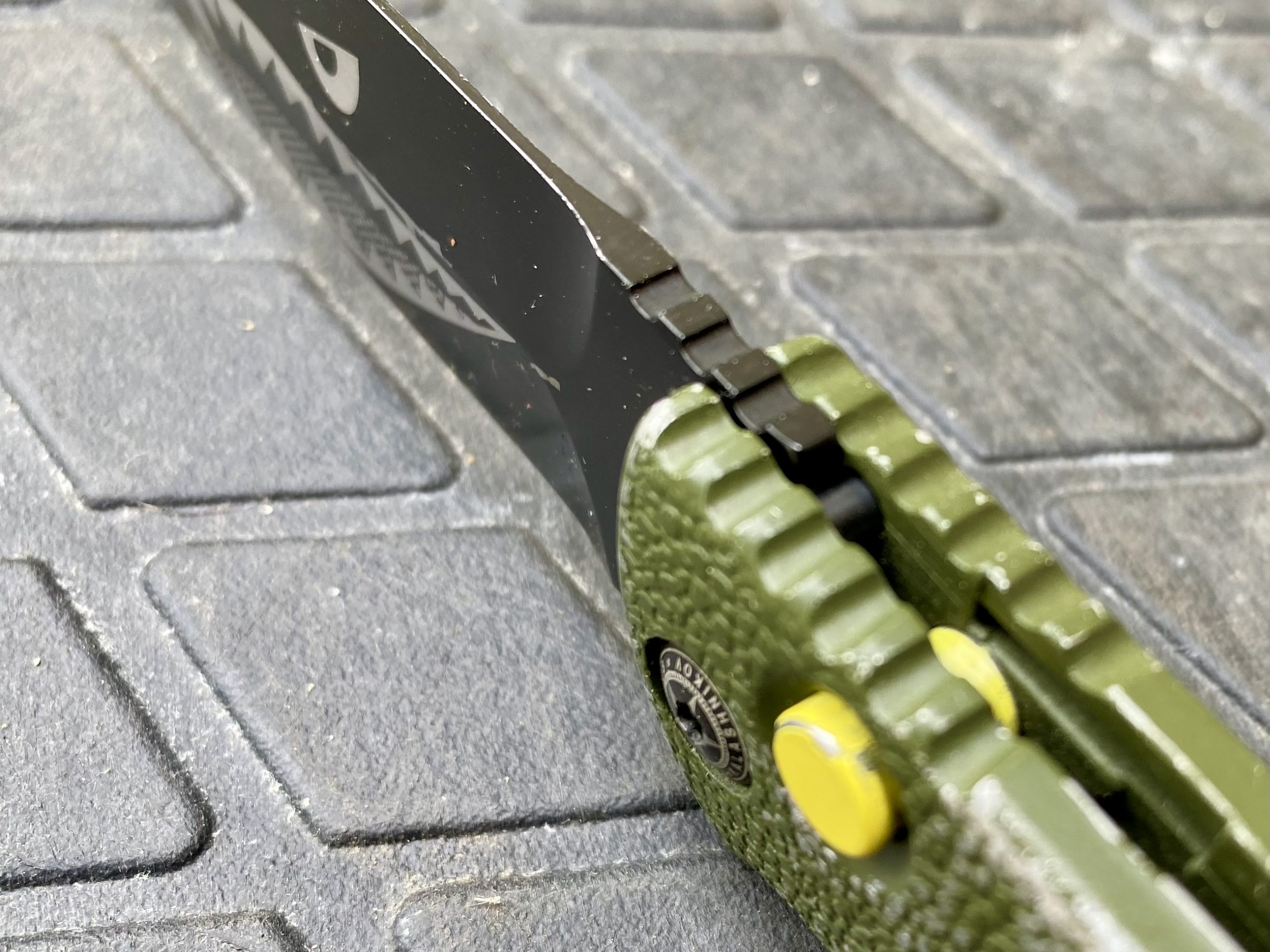 A faca Boker Warhawk Kalashnikov Dagger Automatic tem um jimping na parte de trás da lâmina e no cabo.