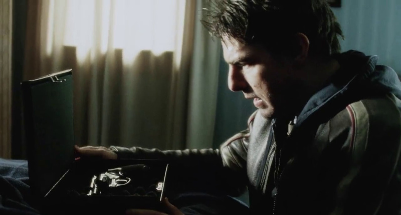 Tom Cruise with Charter Arms Off Duty Revolver in War of the Worlds