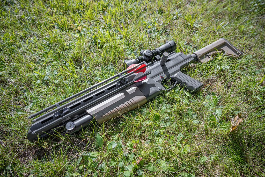 Umarex Air Javelin with scope and 3-arrow quiver