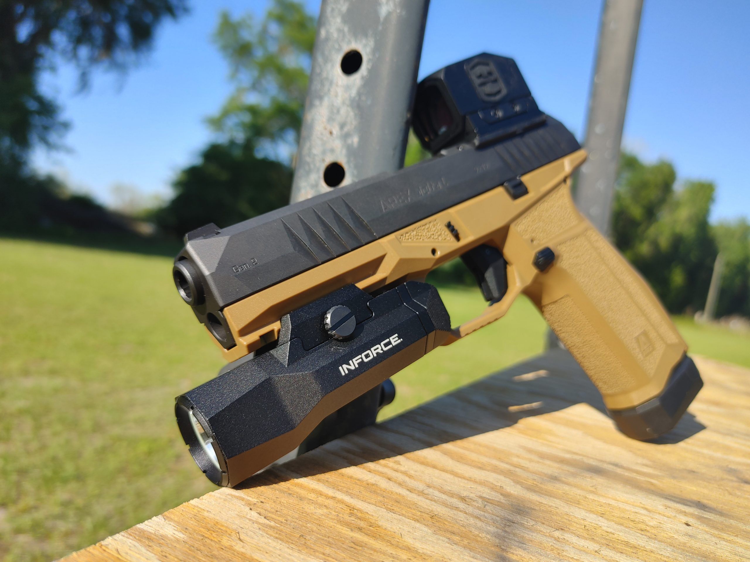 INFORCE WILD2 実物 The Inforce WILD2: A Worthy Pistol Light? - The Mag Life