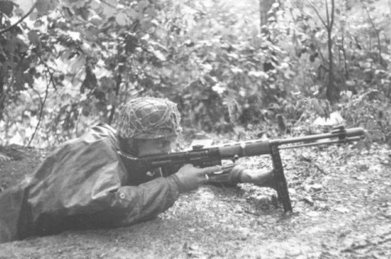 A prone paratrooper firing the FG-42 from the bipod.
