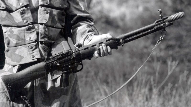 FG-42 in the hands of a paratrooper.