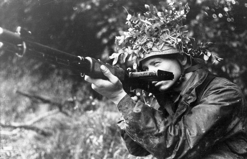 Camouflaged paratrooper with FG-42, fired from the shoulder.